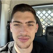 Doy clases de deporte ya que soy un aficionado de él y he sido deportista durante años. Soy joven y con muchas ganas